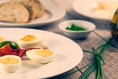 Порошок и капсулы с холином рядом с яичными желтками, представляющими богатейший диетический источник холина