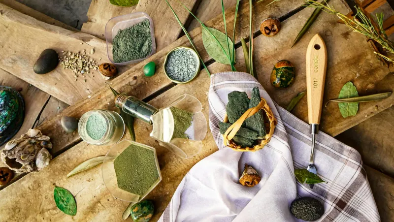 Green spirulina powder and tablets