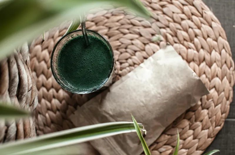 Roheline spirulina pulber ja kapslid, superfood toidulisand