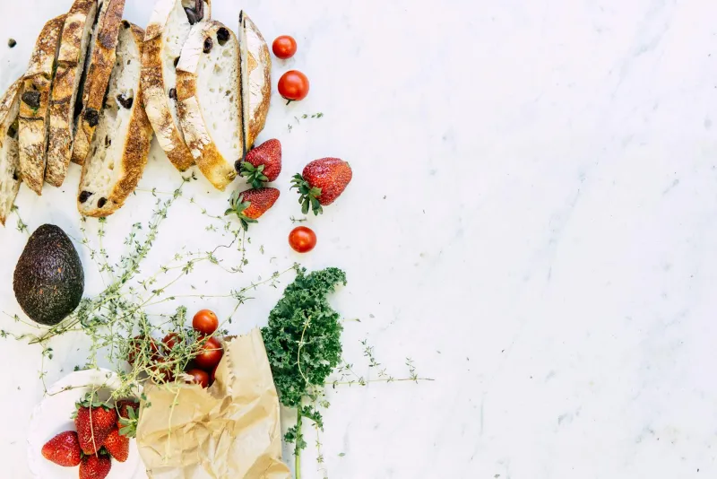 Magnesium-rich foods: pumpkin seeds, almonds and leafy greens