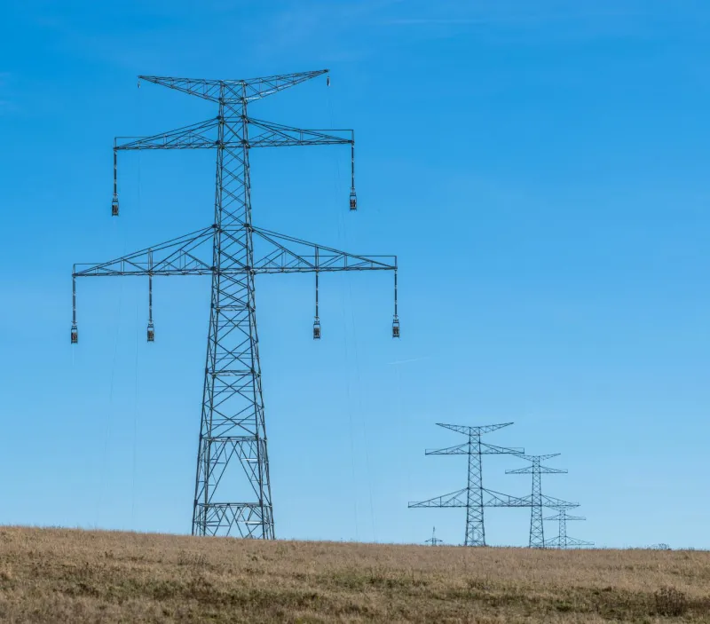 Aktiivne naine joob energiajooki pärast treeningut