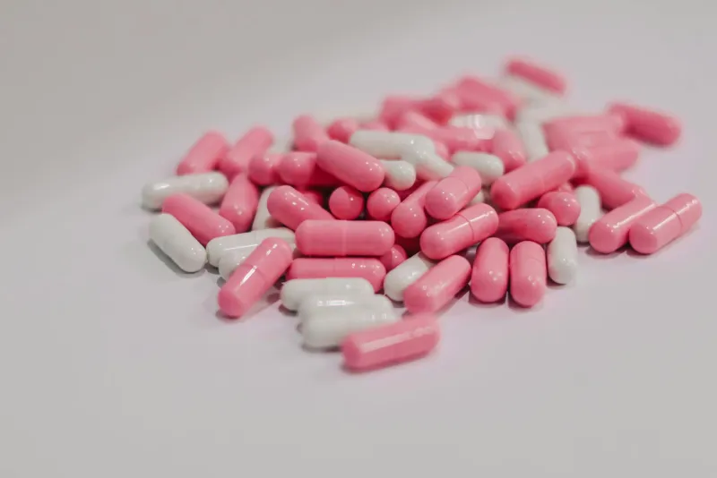 ZMA kapslid ja treeninguvahendid öölaual