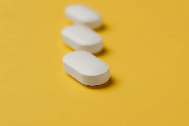 L-methionine amino acid capsules next to nutrient-rich food sources