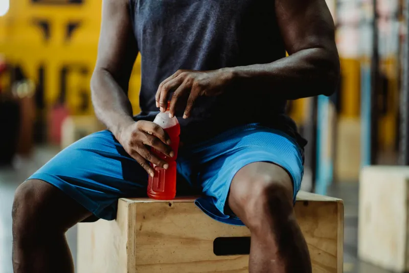 Добавки BCAA и спортивный инвентарь в тренажёрном зале