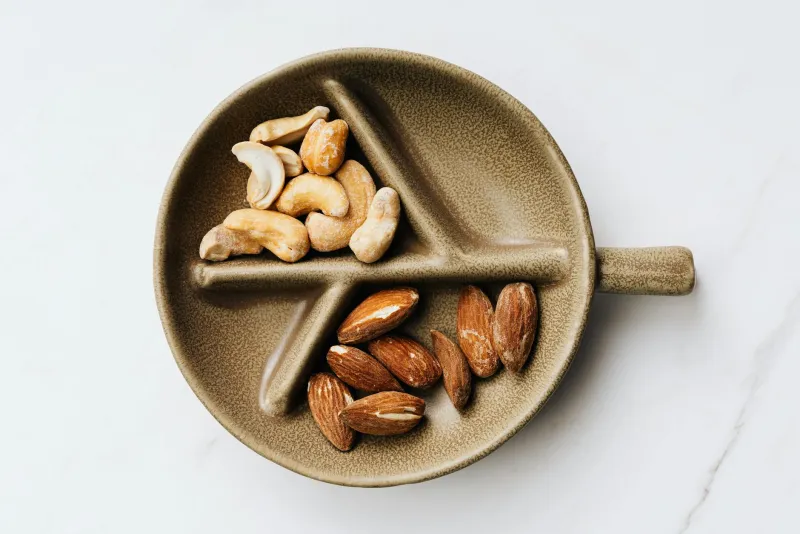 Selenium supplements with capsules and mineral forms