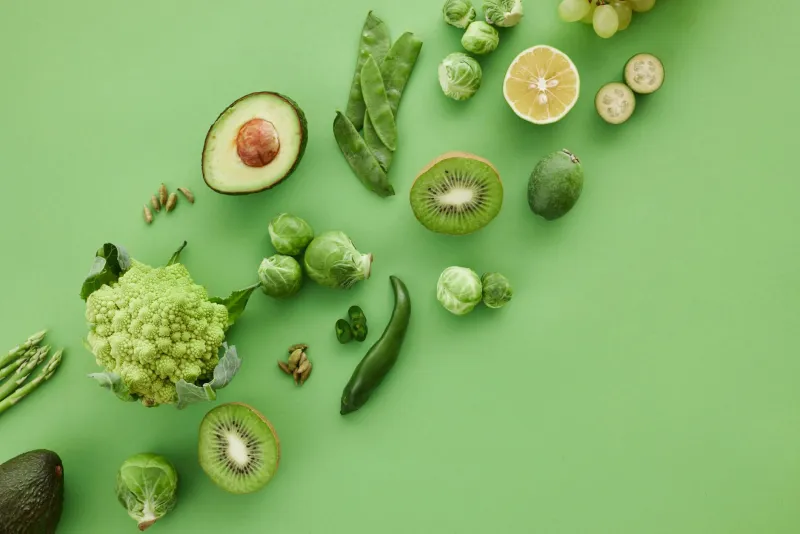Quercetin-rich foods including onions and supplement capsules on a table