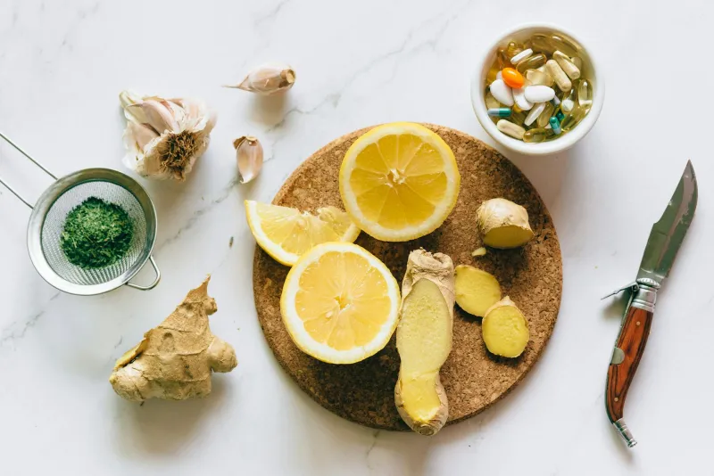 Multivitamiini toidulisandipurgid laual koos puuviljadega