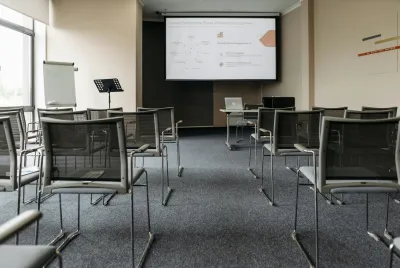 Lapsevanem treenib lapsega koos õues