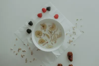 Myo-inositol capsules and a glass of water