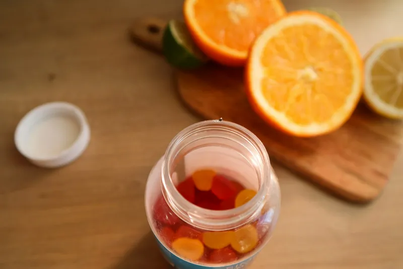 Multivitamiinide tabletid ja kapslid hommikusöögilaua kõrval